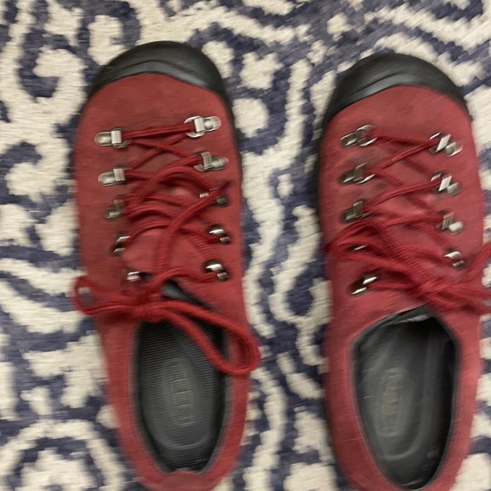 Keen size 8 Maroon and black